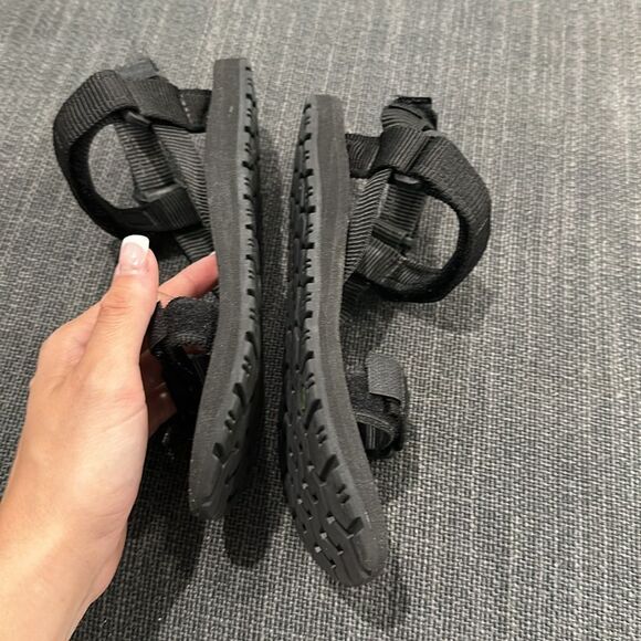 Source size 36 sandals retails $87 - Picture 7 of 7